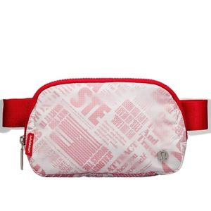 Everywhere Belt Bag Manifesto Print 1L White/Lulu Red